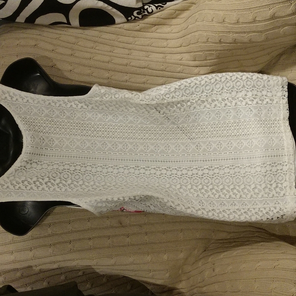 Women's floral and lace white/ivory sleeveless top. Size M - Picture 3 of 6